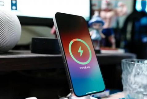 新政镇苹果15换屏服务分享用什么充电器给iPhone15充电更好 